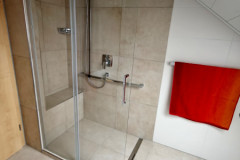 Fewo Baumgasse - Badezimmer mit Dusche und Waschmaschine