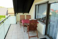Fewo Baumgasse - der Balkon mit Tisch und Stühlen