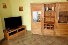Fewo Baumgasse - Wohnzimerschrank und großer Flachbildfernseher