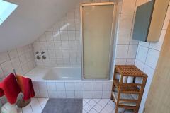 Fewo Baumgasse - Wohnung 2 - Badezimmer mit Badewanne und Duschabtrennung